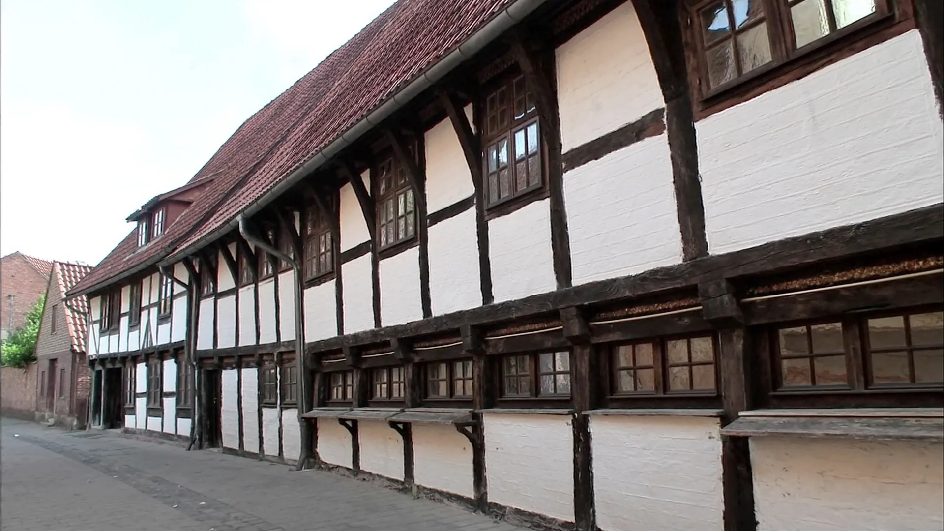 Teilweise saniertes Fachwerkhaus in einer niedersächsischen Altstadt (Symbolbild)