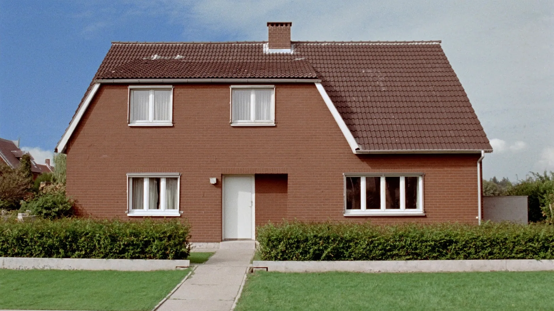 Unsaniertes Einfamilienhaus aus den 1970er Jahren mit Klinkerfassade, wie es im Raum Peine häufig zum Kauf steht (Symbolbild)